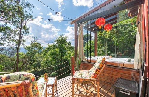 Tres Coroas Ski Chalet | Cottage with Hot Tub Near Buddhist Temple