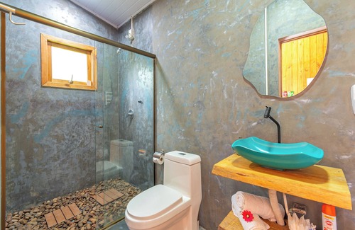 Tres Coroas Ski Chalet | Cottage with Hot Tub Near Buddhist Temple