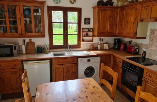 Vergt House | Cottage with large peaceful fenced garden.