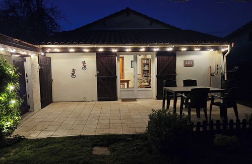 Vergt House | Cottage with large peaceful fenced garden.