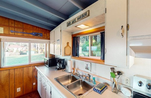 Yachats Cottage | Cottage with Panoramic Ocean Views in Quiet Area - Dogs OK