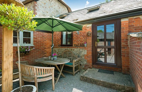 Whitchurch Canonicorum Cottage | Cottage with Private Courtyard - "Cider Barn"