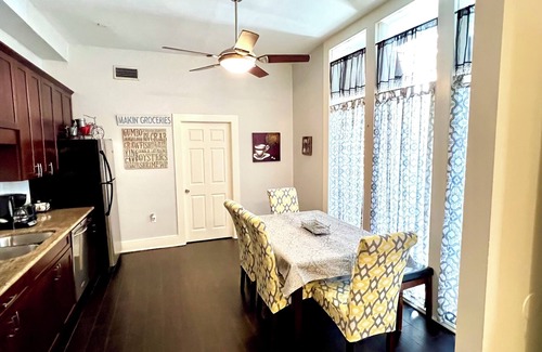 Faubourg Lafayette Cottage | COTTAGE WITH PRIVATE GARDEN PATIO! SLEEPS 6!