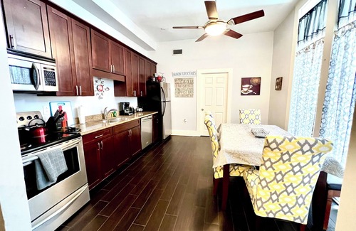 Faubourg Lafayette Cottage | COTTAGE WITH PRIVATE GARDEN PATIO! SLEEPS 6!