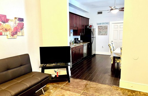 Faubourg Lafayette Cottage | COTTAGE WITH PRIVATE GARDEN PATIO! SLEEPS 6!