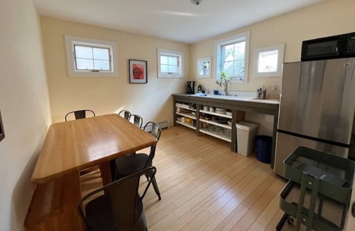 Burlington Cottage | Cottage with Private Garden in Heart of Downtown- kid friendly!