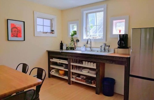 Burlington Cottage | Cottage with Private Garden in Heart of Downtown- kid friendly!