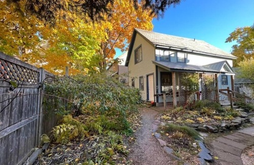 Burlington Cottage | Cottage with Private Garden in Heart of Downtown- kid friendly!