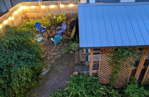 Burlington Cottage | Cottage with Private Garden in Heart of Downtown- kid friendly!