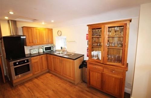Wing Cottage | Cottage with private hot tub overlooking fishing lake sleeping 4