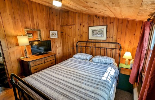 Deerfield Cottage | Cottage with Private Dock on Pleasant Lake Deerfield, NH