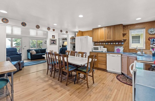 West Olive House | Cottage with Private Lake Access! Short distance to town