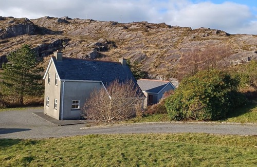 Glengarriff Cottage | Cottage with sea views in Glengarriff, West Cork, Ireland