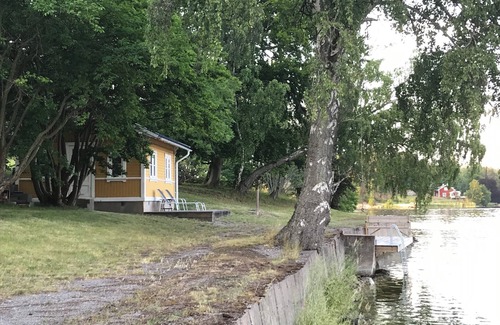 Saltsjo Boo House | Cottage with sunny wooden deck by water