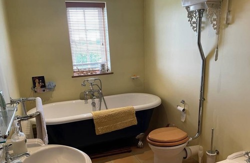 Marks Tey Cottage | Cottage with Swimming Pool and large outdoor Space. 50 mins from Central London