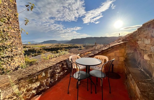 Ainsa House | Cottage with terrace and garden
