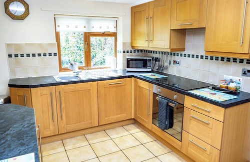 Alford Cottage | Cottage with two doubles and one twin.