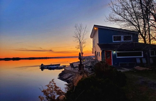 Gravenhurst Cottage | Cottage · Zuka Lakeview Cottage with Cedar Hot Tub & Sauna
