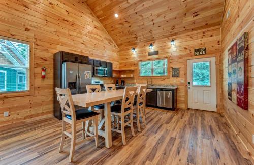 Pigeon Forge House | Cottontail Cottage 2BR Cabin Flat Entry Hot Tub across from Dollywood w fireworks views