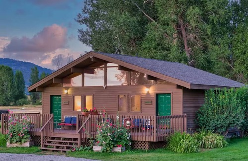 Swan Valley Apartment | Cottonwood cabin next to Pond