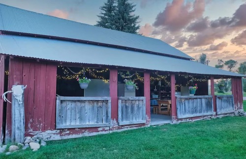 Swan Valley Apartment | Cottonwood cabin next to Pond