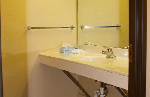 Phillipsburg Hotel | Cottonwood Inn & Suites