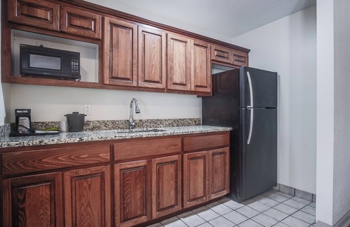 Pooler Hotel | Cottonwood Suites Savannah Hotel & Conference Center