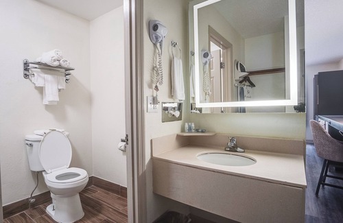 Pooler Hotel | Cottonwood Suites Savannah Hotel & Conference Center