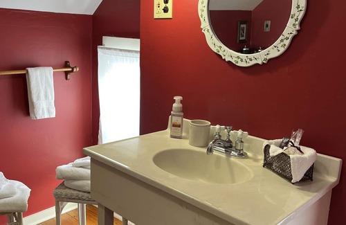 Cooperstown - Otsego Lake Apartment | Cottonwood Welcoming 2nd floor apartment just north of Cooperstown