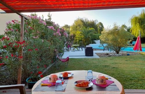 Medis Bed & Breakfast | Couette et Cafe