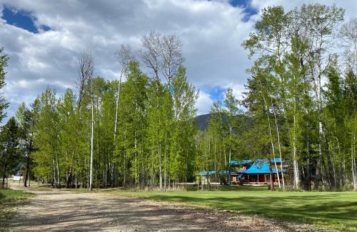 Valemount Ski Chalet | Cougar Mountain Lodge and Resort Cabin Rentals