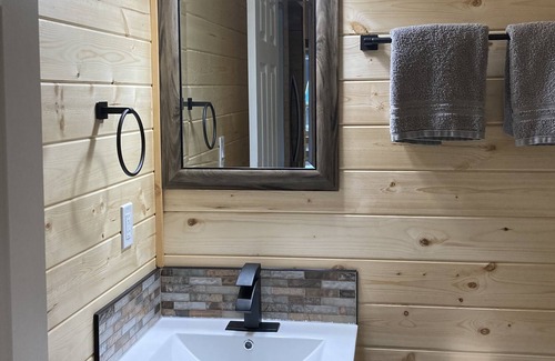 Valemount Cabin | Cougar Mountain Lodge (Cozy Mini Chalets/Cabins)