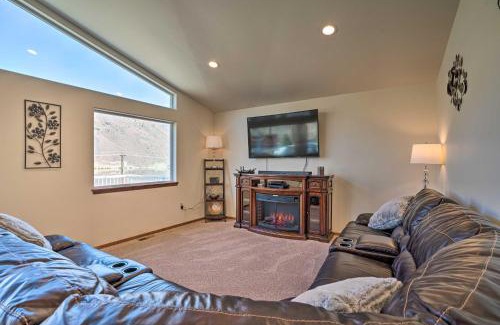 Coulee City House | Coulee City Home with Mtn Views - Steps to Blue Lake