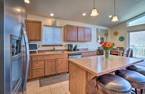 Coulee City House | Coulee City Home with Mtn Views - Steps to Blue Lake