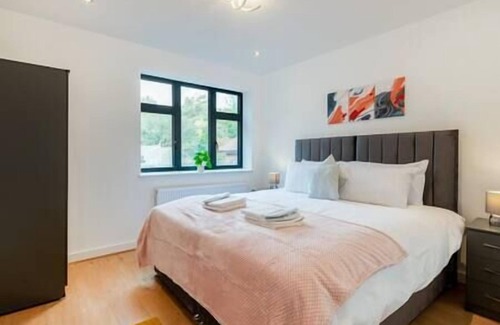 Coulsdon West Apartment | Coulsdon -Entire 2BR Flat- Covered Balcony - Walk to Station