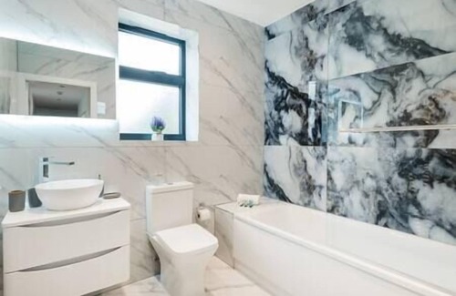 Coulsdon West Apartment | Coulsdon -Entire 2BR Flat- Covered Balcony - Walk to Station