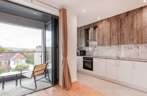 Coulsdon West Apartment | Coulsdon -Entire 2BR Flat- Covered Balcony - Walk to Station