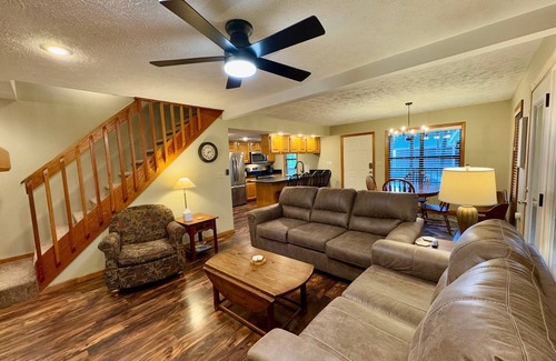 Pigeon Forge House | Count Your Blessings: Free Attraction Tickets, Hot Tub, Pool Access, & WiFi