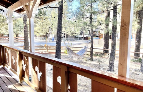 Woodlands House | Country Bear Cabin - 10 miles from Big Bear Lake!