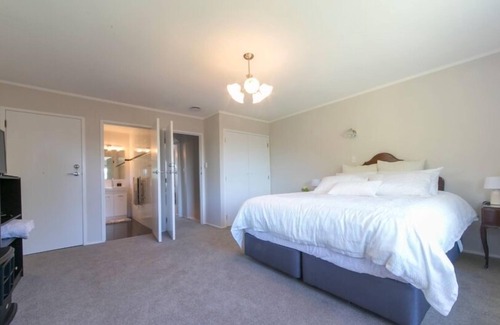 Kumeu House | Country Blooms Lodging