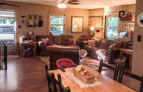 Wellborn Cabin | Country Cabin close to TAMU, firepit, fishing.