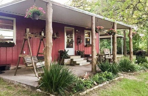 Wellborn Cabin | Country Cabin close to TAMU, firepit, fishing.