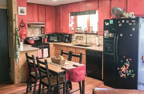 Wellborn Cabin | Country Cabin close to TAMU, firepit, fishing.
