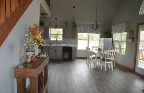 Luling Cabin | Country Cabin getaway on 100 acres!