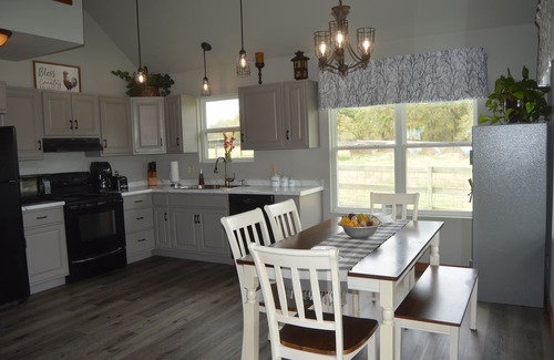 Luling Cabin | Country Cabin getaway on 100 acres!