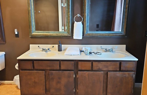 Fremont County Bed & Breakfast | Country Charm in Sidney, Iowa. 56 acres of hiking and pet friendly.