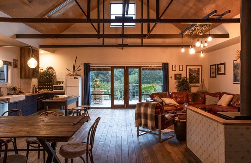 Cygnet House | Country charm meets laid-back luxury, where time slows and hairy moos roamnn