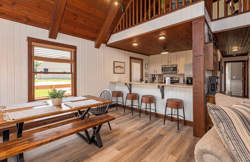 Wolf Creek House | Country Chateau w/HOT TUB - Wineries + Hiking