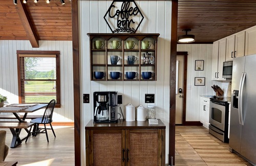Wolf Creek House | Country Chateau w/HOT TUB - Wineries + Hiking
