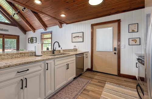 Wolf Creek House | Country Chateau w/HOT TUB - Wineries + Hiking
